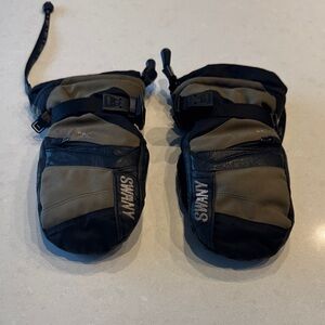 Swany Kids Mittens - Black and Tan leather palms excellent quality.